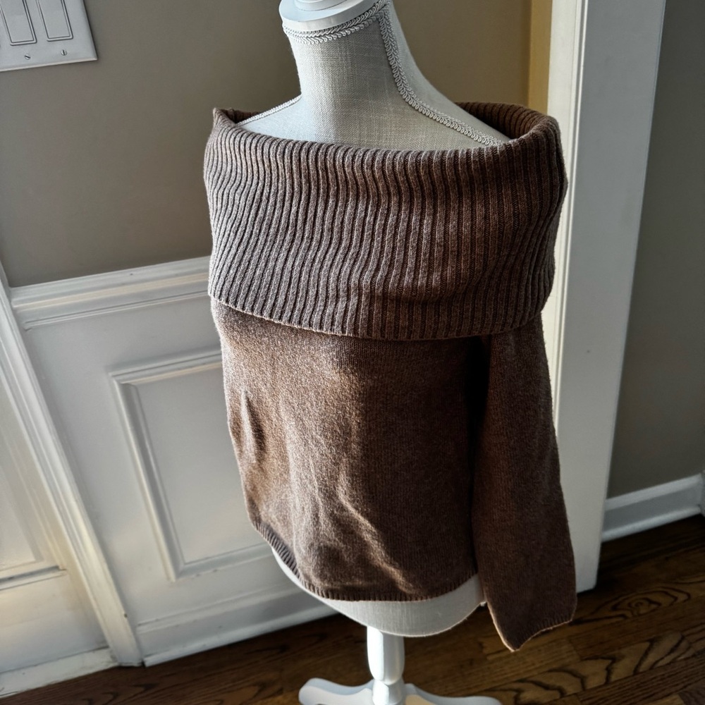 Old Navy Women Sweater size m Brown
Cotton Blend Off Shoulder Knit pullover - Picture 2 of 9